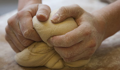 pétrissage pate a pain a la main