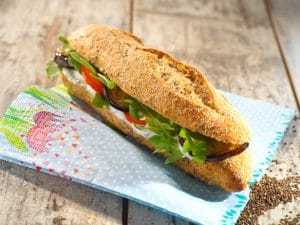 sandwich végétarien avec pain aux graines de chia